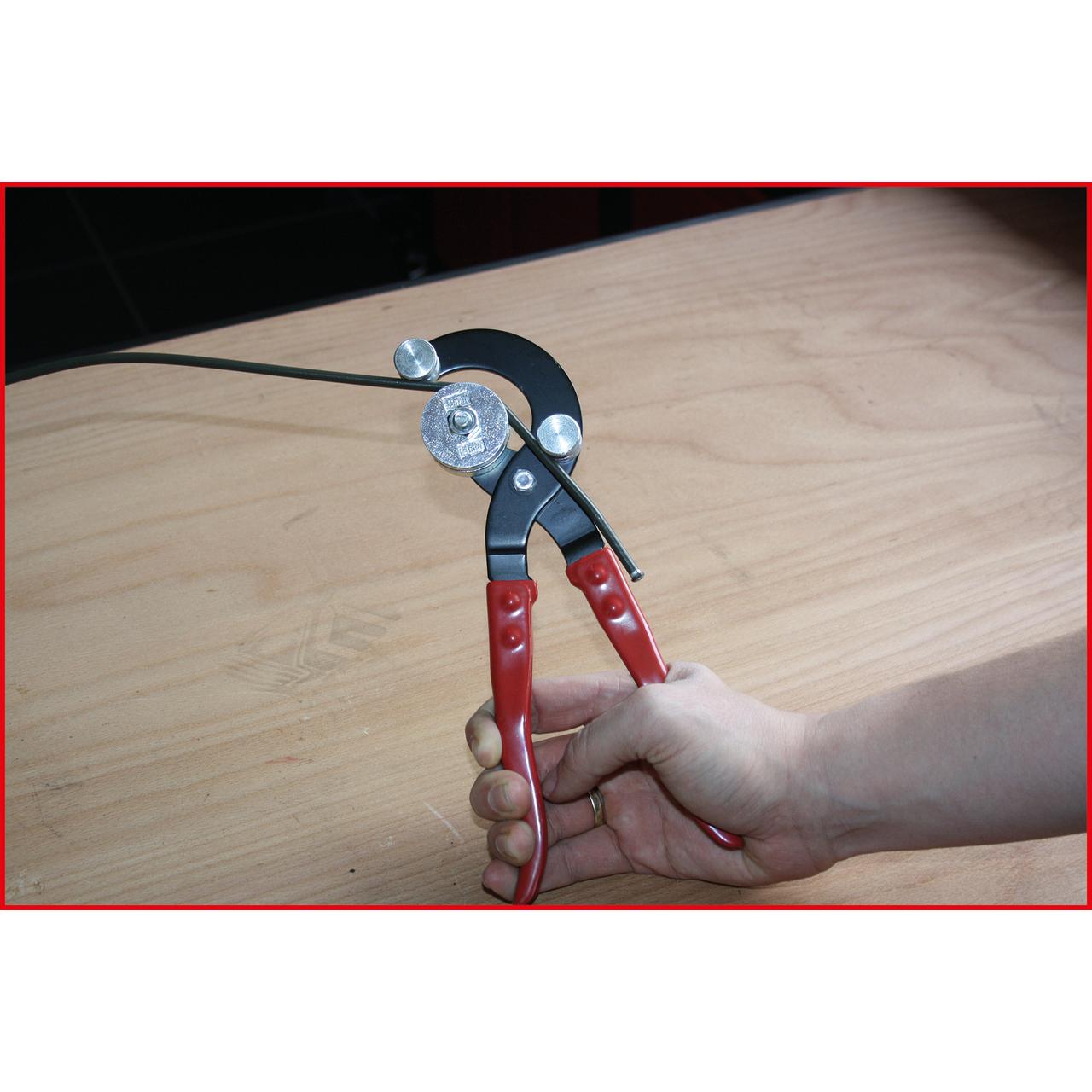 KS Tools Bremsleitungs-Biege-Zange-3 Foto Anwendung Allgemein PKW