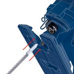 Ein Stichsägeblatt wird in den Sockel eines blauen Elektrowerkzeugs eingesetzt.