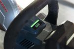 Akku-Schleifgerät mit Anzeige für vollständig geladenen Akku auf dem Display.